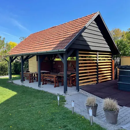 Golyafeszek Vendeghaz Bed & Breakfast *